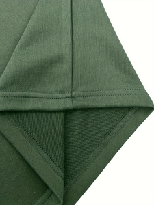 Gros plan détaillé de l'ourlet du t-shirt vert foncé avec double couture de qualité