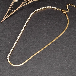 Detail der 18K vergoldeten Schlangenkette mit Strass-Gliedern und praktischem Karabiner