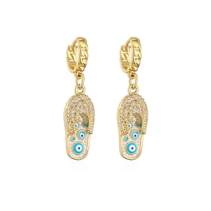 Detailansicht der Flip-Flop Ohrringe mit blauen Evil Eye Motiven und funkelnden Zirkonia-Steinen