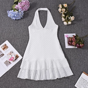 Détail de la robe licou blanche rayée avec ourlet à volants et texture ajourée