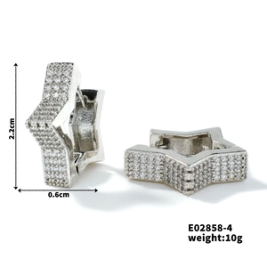 Dettaglio di orecchini a stella in argento con zirconi, altezza 2,2 cm e larghezza 0,6 cm