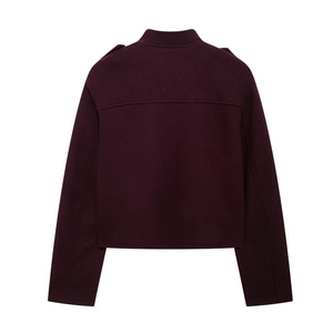 Giacca corta bordeaux da donna con colletto alla coreana e bottoni metallici eleganti