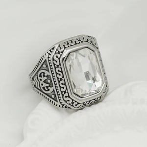 Détail d'une bague Viking argentée vintage ornée d'une grande pierre rectangulaire