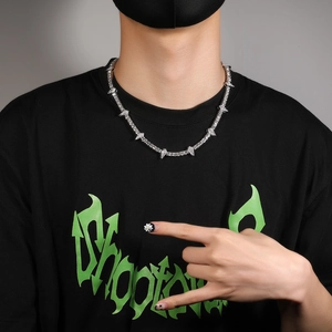 Hip-hop silver link necklace featuring triangular arrow-shaped pendants and set with diamonds
