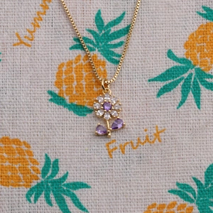 Collier élégant avec pendentif fleur en or et pierres de zircon transparentes et violettes