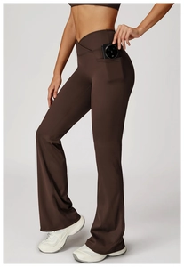 Détail du pantalon de yoga évasé avec taille croisée et poche latérale pour téléphone