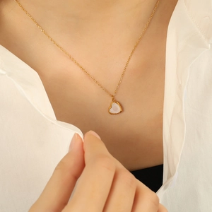Collier élégant en titane doré avec pendentif cœur en nacre pour femme au décolleté