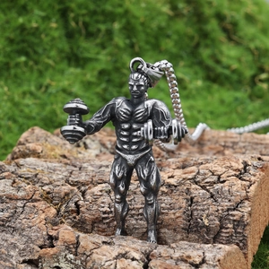 Pendentif haltérophile musclé en acier vintage sur base d'écorce naturelle rustique