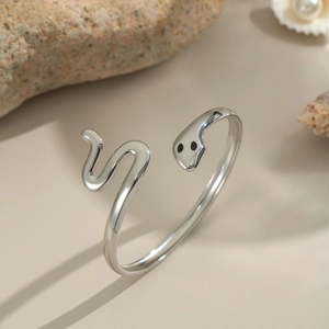 Vue détaillée du bracelet serpent poli en argent avec finition 18K minimaliste