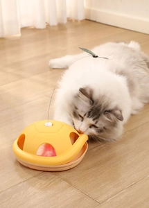 Detail of the yellow electric cat toy with flying dragonfly and interactive feather toy