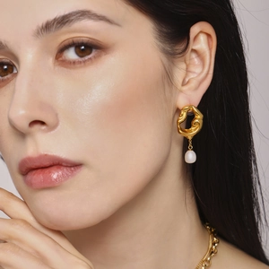 Boucles d'oreilles lave en or 18 carats avec perle blanche de style français élégant