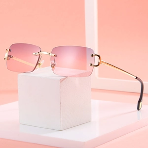 Detalle de lentes degradadas rosa púrpura y bisagra de metal en forma de C dorada