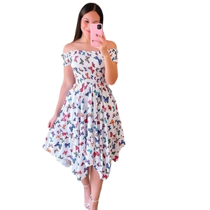 Schulterfreies Midikleid mit Schmetterlingsdruck und asymmetrischem Saum