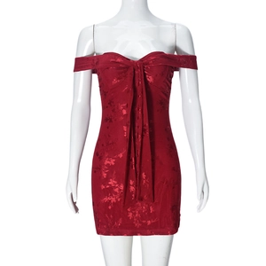 Detailaufnahme des roten Jacquard-Schlauchkleides mit großer Schleife auf der Vorderseite