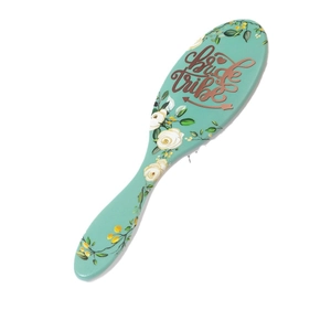 Cepillo ovalado verde menta con diseño floral y letras doradas de bride tribe elegante