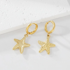 Boucles d'oreilles étoile de mer dorées avec finitions miroir et texturée sur pierre