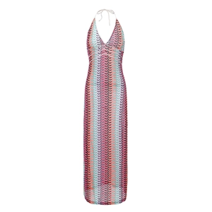 Détail du motif en tricot zigzag multicolore et du lien dos nu sur la robe longue fluide
