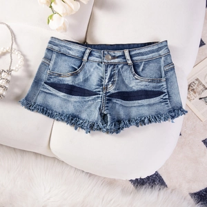 Nahaufnahme hellblauer Jeansshorts mit Fransen auf weißem Sofa mit Perlen und Rosen Deko
