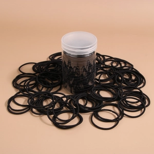 Dettaglio di 100 elastici neri per capelli in una confezione di barattolo trasparente