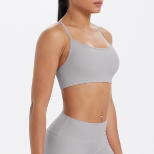Vue latérale d'un ensemble brassière de sport et legging taille haute gris clair pour le yoga