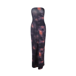 Détail d'une robe bustier moulante avec imprimé abstrait orange et violet nébuleuse