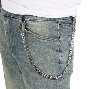Nahaufnahme einer silbernen Cuban-Hosenkette an blauer Jeans mit Federverschluss-Detail