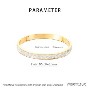 Détail d'un bracelet jonc en acier inoxydable doré orné de strass avec dimensions