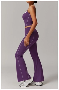 Vue latérale de l'ensemble de yoga violet avec débardeur court et pantalon évasé à rayures