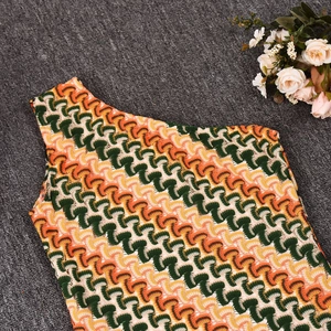 Détail de la texture en maille crochetée ondulée colorée sur une robe ajustée