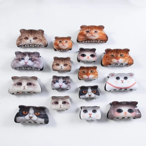 Set di 15 graziose mollette per capelli a forma di gatto in vari motivi su sfondo bianco