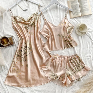 Ensemble pyjama trois pièces en satin soyeux pour femmes avec nuisette et short à volants