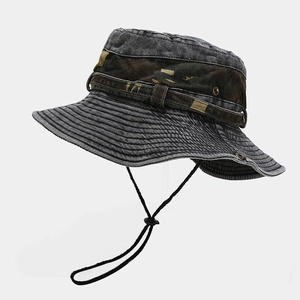 Détail du chapeau bob camouflage avec œillets métalliques et cordon de serrage réglable