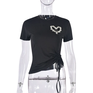 T-shirt noir femme avec cœur en strass et détail de cordon de serrage latéral
