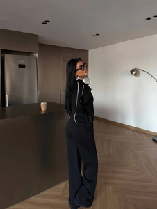 Survêtement noir deux pièces pour femme avec rayures blanches latérales et coupe sport
