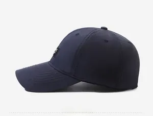 Dettaglio del cappellino da baseball blu scuro a asciugatura rapida con cuciture rinforzate