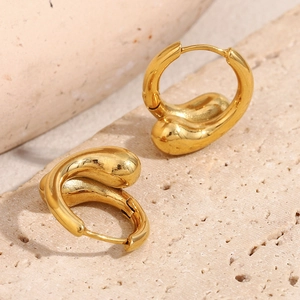 Détail des boucles d'oreilles créoles tête de serpent plaquées or 18K sur pierre