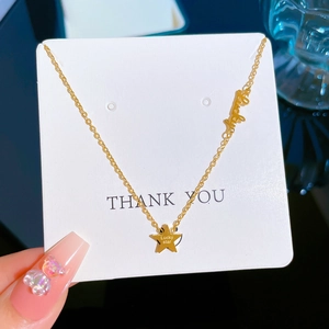 Collier minimaliste en acier titane doré avec pendentif étoile Lucky Star sur carte
