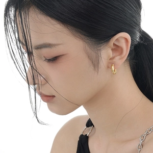 Minimalist S925 sterling silver earrings with wrinkled texture on fashion model