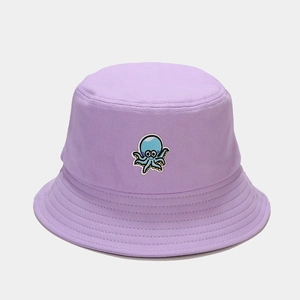 Détail de la broderie pieuvre bleue sur un chapeau bob en coton violet de face