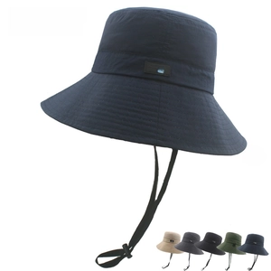 Dettaglio cappello parasole ad asciugatura rapida con cordino regolabile e varianti colore