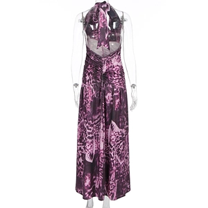 Détail du dos d'une robe longue léopard violette avec licou et taille froncée chic
