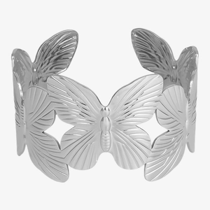 Dettaglio macro del design a farfalla ritagliata su bracciale in acciaio inossidabile