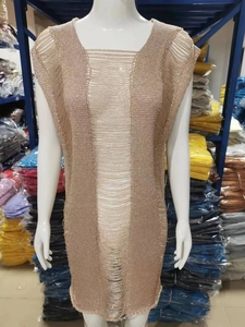 Dettaglio della trama a maglia dorata e del motivo a righe traforate sul copricostume