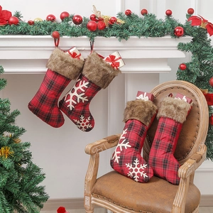Chaussettes de Noël classiques à carreaux rouges et noirs avec bordure en fausse fourrure