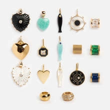 Collection de divers pendentifs colorés en forme de cœur, de poisson et d'étoile-lune