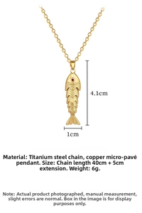 Détail du pendentif carpe koi montrant les dimensions de 4,1 cm et le sertissage de luxe