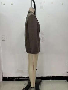 Vue latérale détaillée d'un blazer à carreaux marron avec texture de tissu de qualité