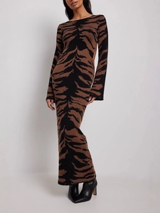 Robe longue en maille léopard avec manches évasées et coupe ajustée pour femme