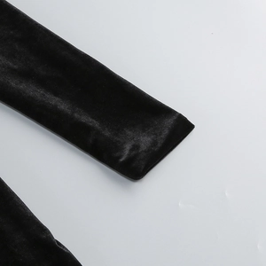 Dettaglio del polsino in velluto nero dell'abito da sera con trama del tessuto morbido