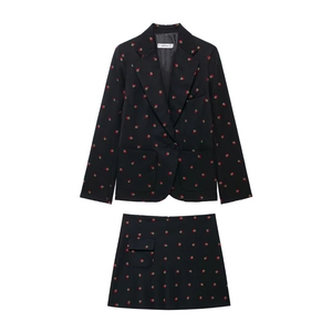 Ensemble tailleur noir pour femme style doux avec broderies fraises et jupe trapèze